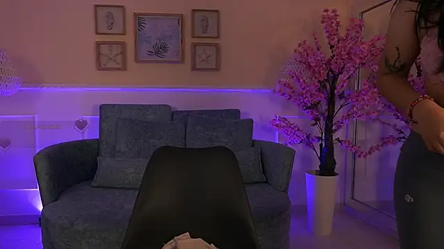 VioletJoness  online show from 06/05/26, 11:38