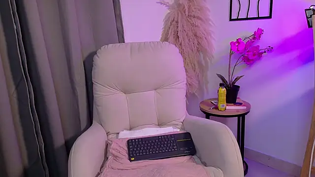 Alanna L online show from 05/07/26, 02:09