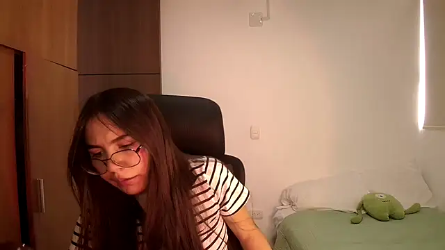 Snapshot of abbyyandmaxx chatting on 05/18/26, 04:56 abbyyandmaxx online show from 05/18/26, 04:56