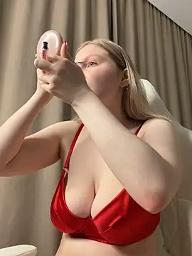 Snapshot of L1zaShy chatting on 05/19/26, 04:25 L1zaShy online show from 05/19/26, 04:25
