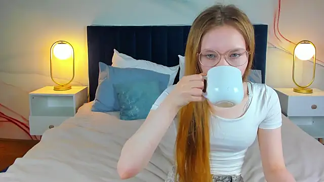 Snapshot of FloraLarsson chatting on 06/04/26, 03:11 FloraLarsson online show from 06/04/26, 03:11