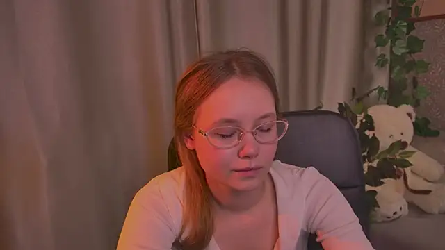 Snapshot of FloraLarsson chatting on 06/05/26, 06:52 FloraLarsson online show from 06/05/26, 06:52