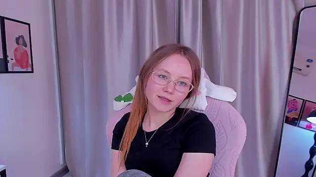 Snapshot of FloraLarsson chatting on 05/08/26, 04:44 FloraLarsson online show from 05/08/26, 04:44