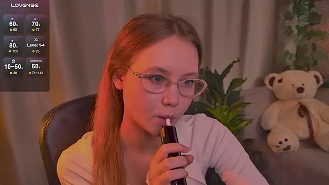 Snapshot of FloraLarsson chatting on 06/05/26, 03:33 FloraLarsson online show from 06/05/26, 03:33