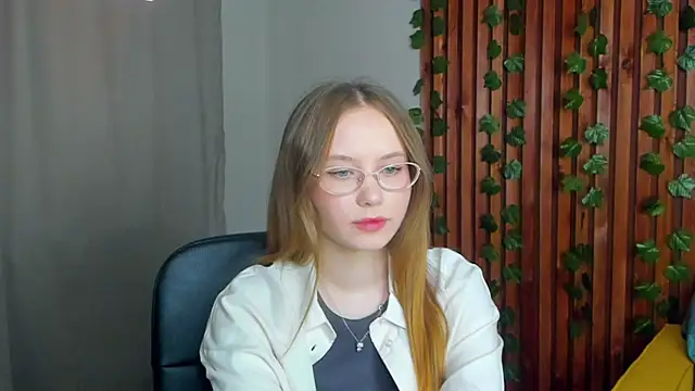 Snapshot of FloraLarsson chatting on 05/27/26, 03:36 FloraLarsson online show from 05/27/26, 03:36