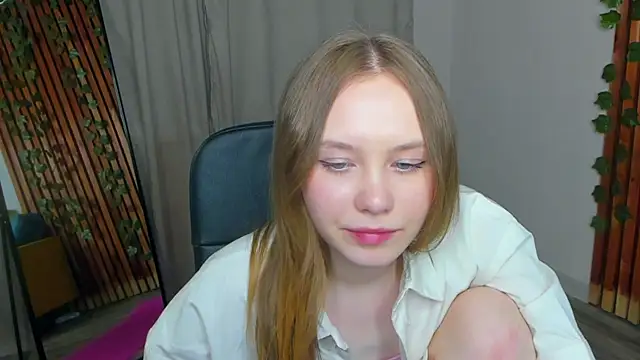 Snapshot of FloraLarsson chatting on 05/27/26, 03:41 FloraLarsson online show from 05/27/26, 03:41