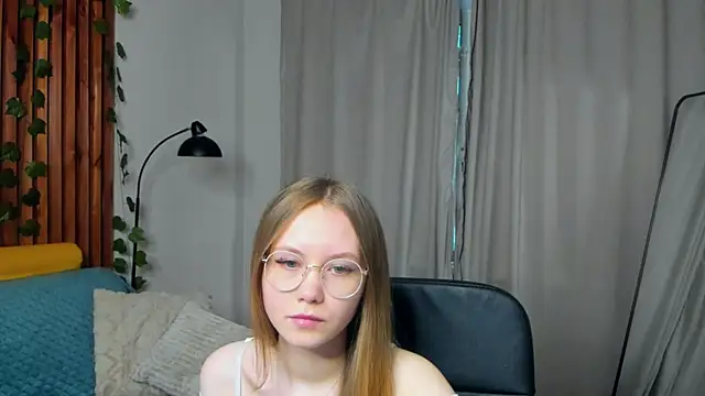 Snapshot of FloraLarsson chatting on 05/14/26, 03:36 FloraLarsson online show from 05/14/26, 03:36