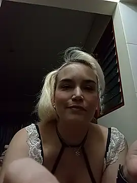 Snapshot of alezzafox chatting on 07/18/26, 06:55 alezzafox online show from 07/18/26, 06:55