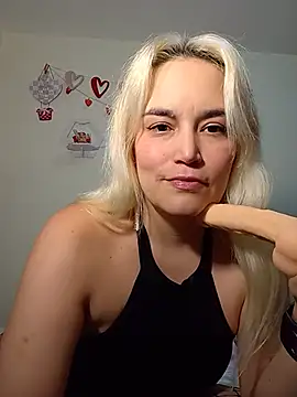 Snapshot of alezzafox chatting on 07/19/26, 04:54 alezzafox online show from 07/19/26, 04:54