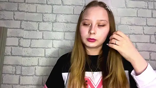 MertieVandusen online show from 04/30/26, 04:25