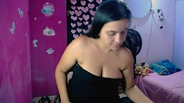 Snapshot of Kiara_tits chatting on 05/29/26, 01:33 Kiara tits online show from 05/29/26, 01:33