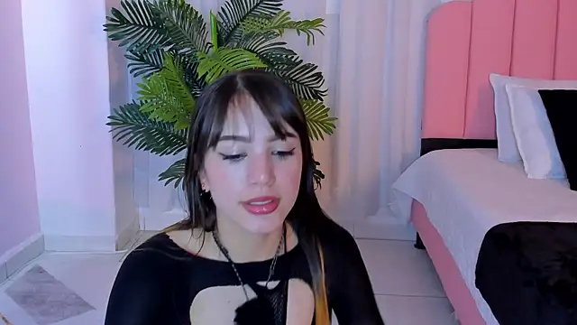 Snapshot of trixxie_18 chatting on 06/30/26, 12:32 trixxie 18 online show from 06/30/26, 12:32