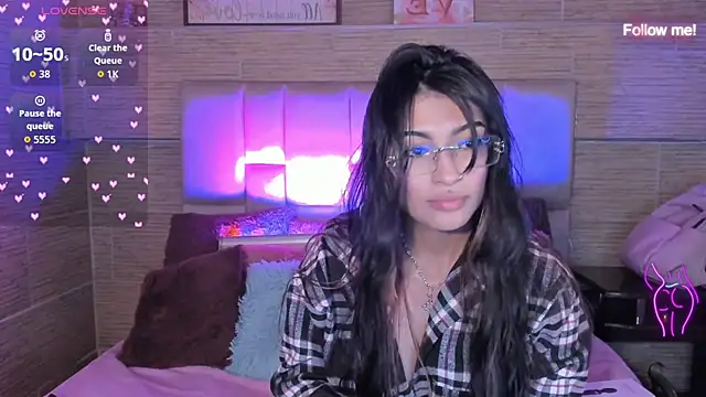 mia smoke  online show from 08/04/26, 12:26