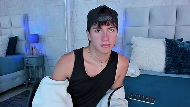 Liam Grayson  online show from 05/11/26, 04:04