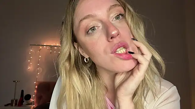 Snapshot of sweetemma_x chatting on 05/28/26, 02:08 sweetemma x online show from 05/28/26, 02:08