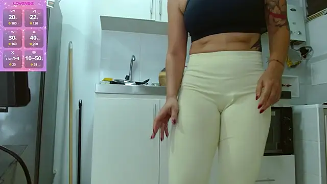 Snapshot of pielcanela361 chatting on 05/13/26, 01:40 pielcanela361 online show from 05/13/26, 01:40