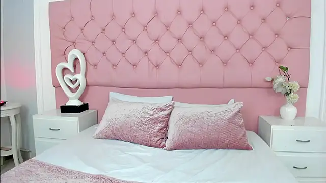 Snapshot of SarahDoll__ chatting on 05/29/26, 01:39 SarahDoll online show from 05/29/26, 01:39