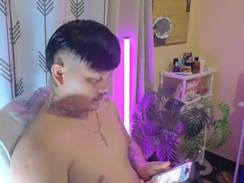 Snapshot of Ashtonfuckingboi chatting on 07/11/26, 10:04 Ashtonfuckingboi online show from 07/11/26, 10:04