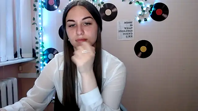 Cutie  Mia online show from 05/05/26, 11:02