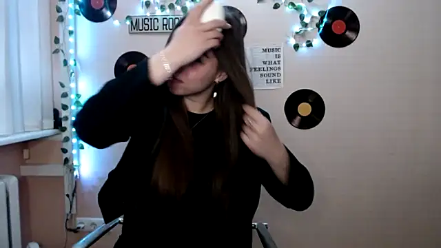Cutie  Mia online show from 05/04/26, 11:24