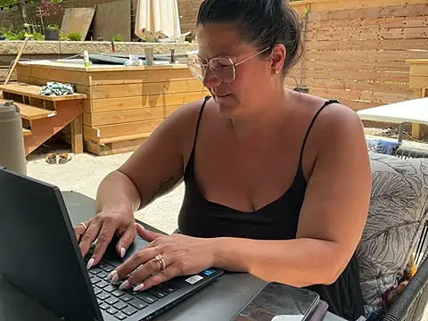 Snapshot of Madamebeton chatting on 06/24/26, 05:33 Madamebeton online show from 06/24/26, 05:33