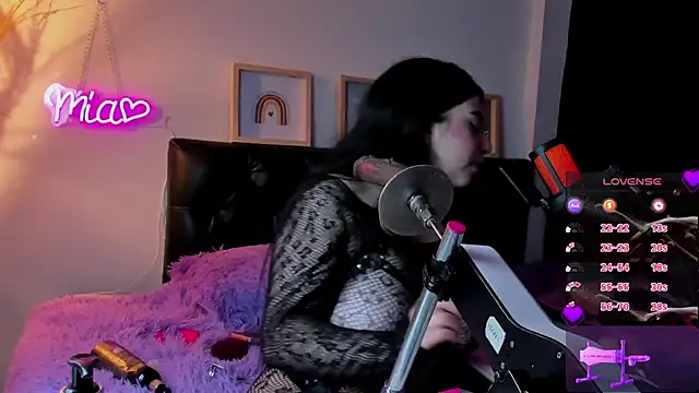 mia valentine   online show from 06/11/26, 08:50