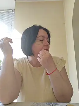 EmmaEmmy40 online show from 05/17/26, 05:51