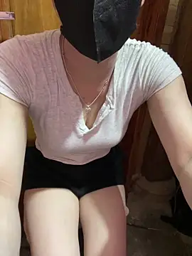 Snapshot of Lovely23-22 chatting on 05/23/26, 04:17 Lovely23-22 online show from 05/23/26, 04:17