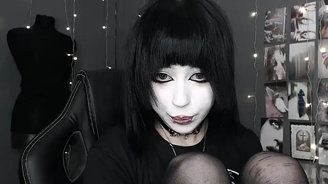 lucy8bit online show from 05/02/26, 10:15