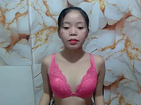 Snapshot of Sweet_Sarah69 chatting on 06/17/26, 08:47 Sweet Sarah69 online show from 06/17/26, 08:47
