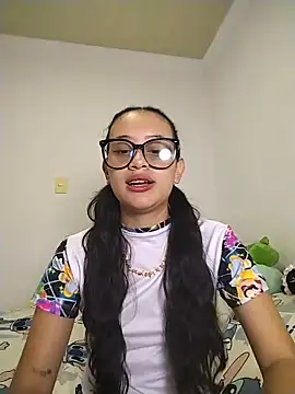Snapshot of L0lita_Emi12 chatting on 05/19/26, 11:06 L0lita Emi12 online show from 05/19/26, 11:06