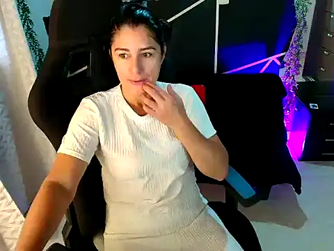 LUCYMILF SEXY online show from 05/06/26, 11:58