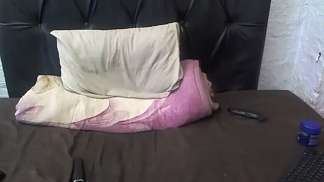 Snapshot of petitekaylaXxx chatting on 07/12/26, 07:26 petitekaylaXxx online show from 07/12/26, 07:26