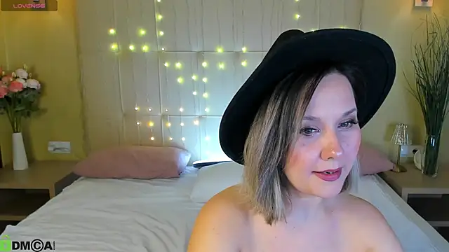 Nikki Mi1k online show from 05/17/26, 09:42