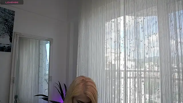 Snapshot of Belle_Blondy chatting on 05/17/26, 11:32 Belle Blondy online show from 05/17/26, 11:32