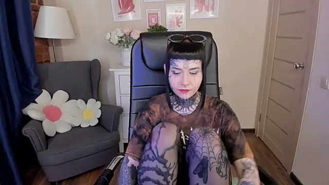 Snapshot of Bloood__Mary chatting on 06/19/26, 11:38 Bloood Mary online show from 06/19/26, 11:38