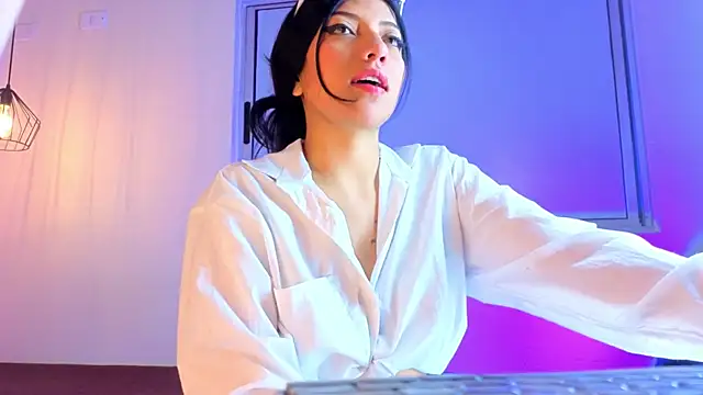 Snapshot of Ey_Im_simone_ chatting on 06/18/26, 12:21 Ey Im simone online show from 06/18/26, 12:21