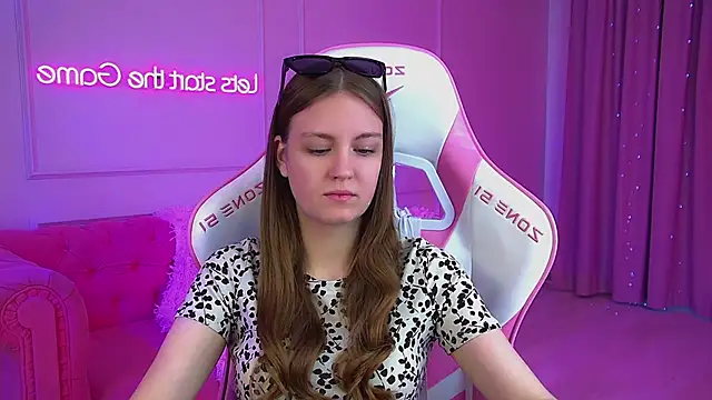 Snapshot of SofiaSarvains chatting on 05/18/26, 06:07 SofiaSarvains online show from 05/18/26, 06:07