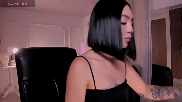 Snapshot of Violet_Harmon_ chatting on 06/04/26, 10:20 Violet Harmon online show from 06/04/26, 10:20