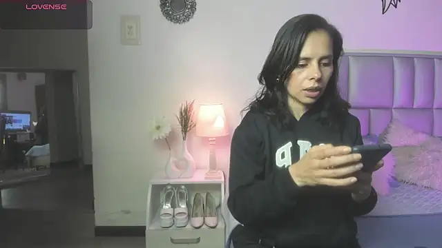 Snapshot of Shanttal_queen chatting on 05/31/26, 01:00 Shanttal queen online show from 05/31/26, 01:00