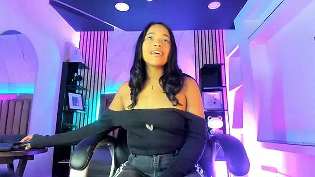 BrianaRuiiz  online show from 06/19/26, 01:06