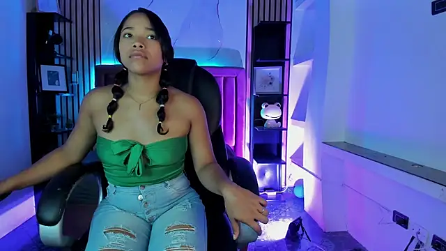 BrianaRuiiz  online show from 07/10/26, 02:06