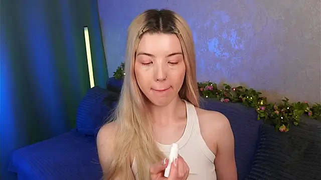 LindaThackerr online show from 05/24/26, 07:08