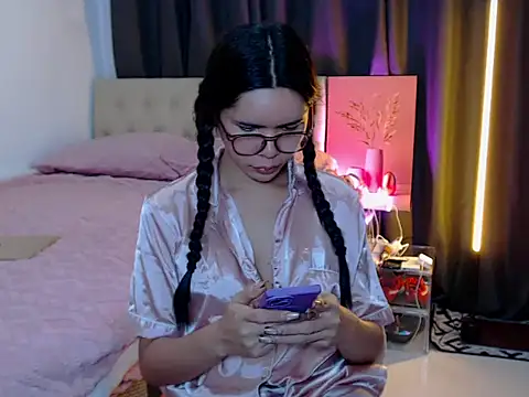 Alexandra Kenn online show from 07/04/26, 04:55