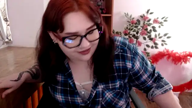 Snapshot of KarolinasHot chatting on 06/11/26, 01:27 KarolinasHot online show from 06/11/26, 01:27