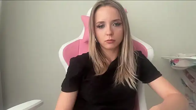 Snapshot of SisiBunny chatting on 06/11/26, 04:37 SisiBunny online show from 06/11/26, 04:37