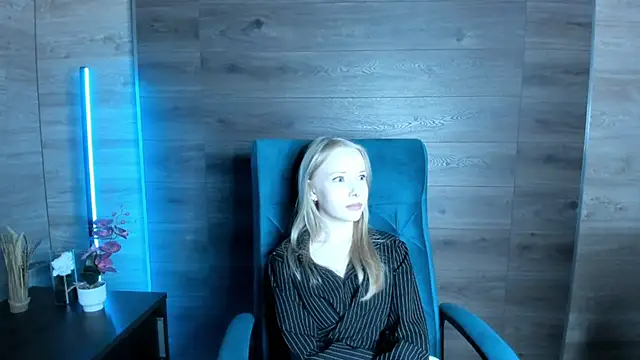 LovvieLov online show from 05/05/26, 04:54