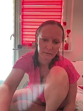 Snapshot of LindaLee90 chatting on 06/25/26, 05:12 LindaLee90 online show from 06/25/26, 05:12