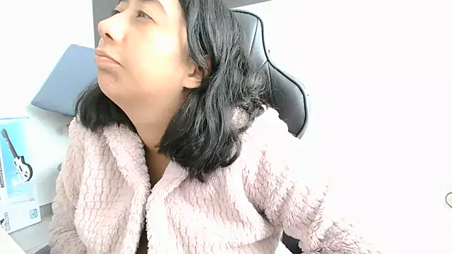 Snapshot of saramaSS chatting on 06/15/26, 07:35 saramaSS online show from 06/15/26, 07:35