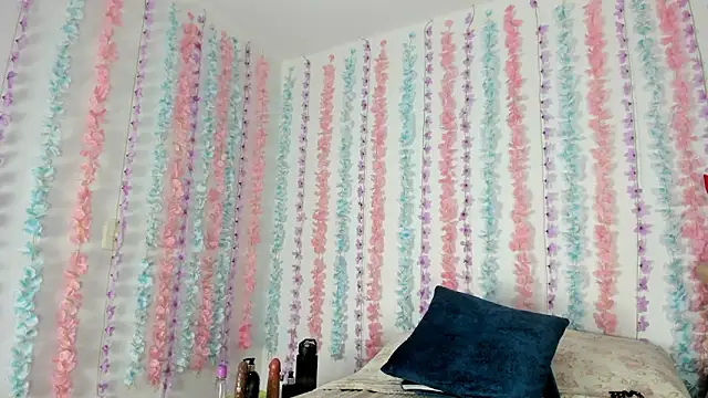 PaulinaThomson online show from 06/17/26, 05:34